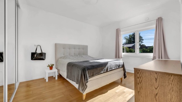 Hovedsoverom med god plass til dobbeltseng og garderobeskap.