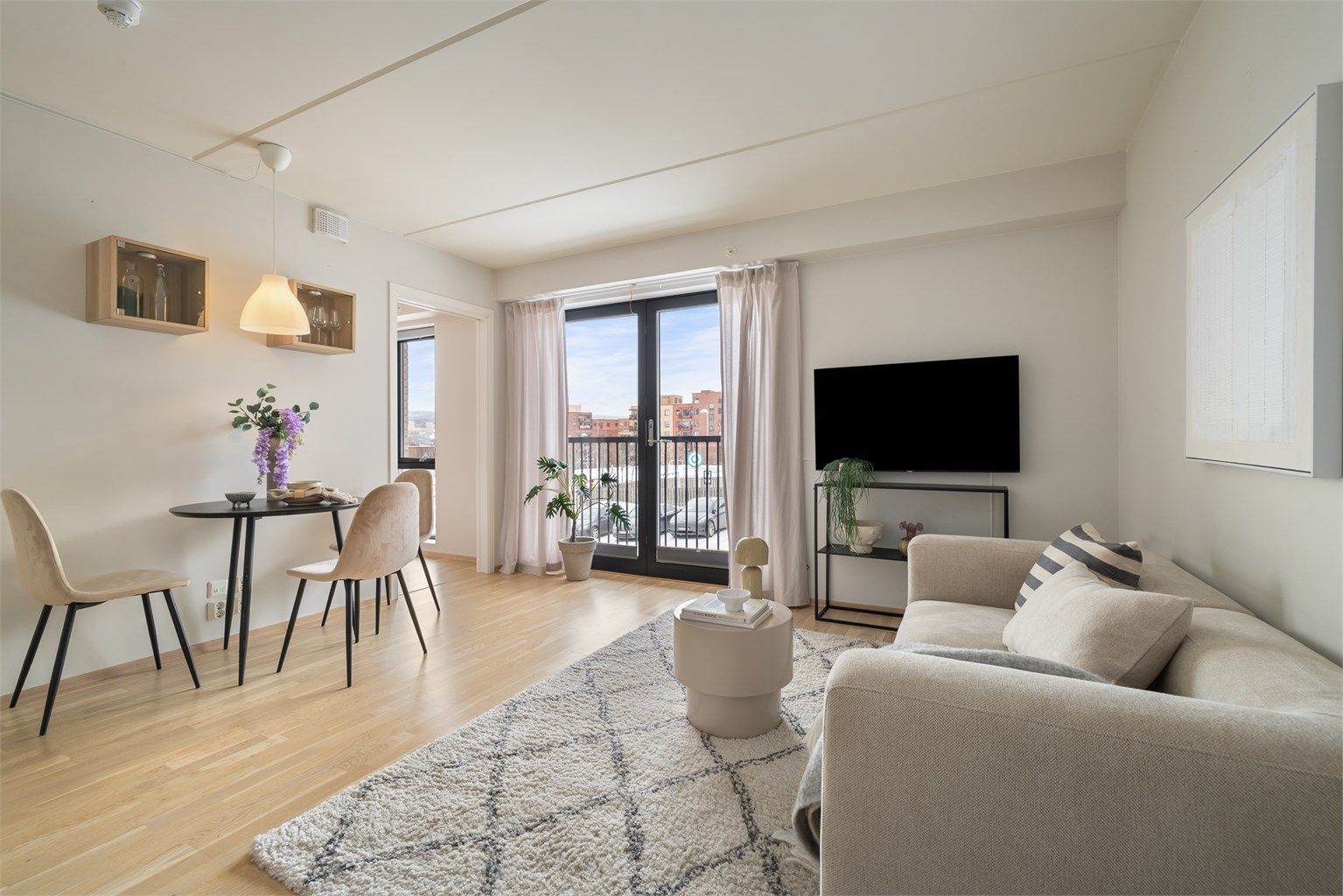 Her får man en lys stue med naturlig plass til både sofagruppe og spisebord.