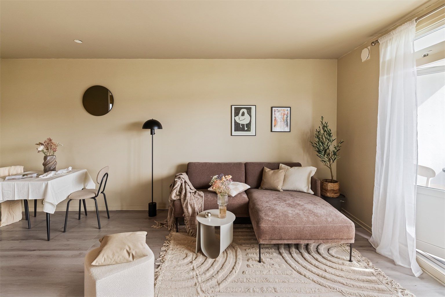 God stue/kjøkken i åpen løsning med gode møbleringsmuligheter