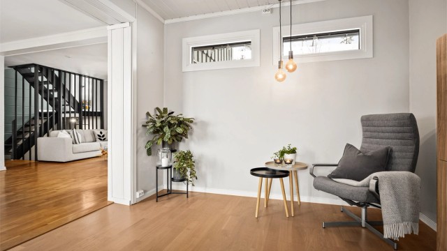 Innvendige overflater i 1. etasje: Parkett på gulv. Malte murflater, tapet og malte flater på vegger. Malte flater og panel i himling.