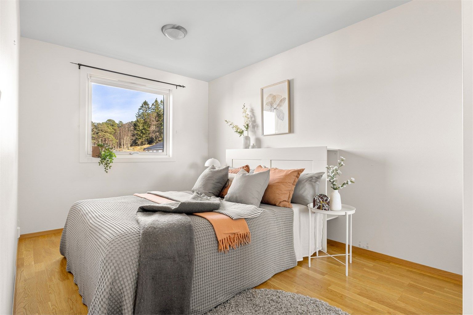 Soverom 1 er innbydende med god plass til dobbeltseng og klesoppbevaring.