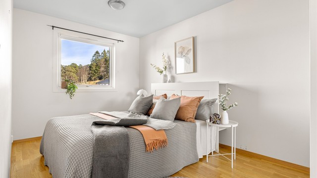 Soverom 1 er innbydende med god plass til dobbeltseng og klesoppbevaring.