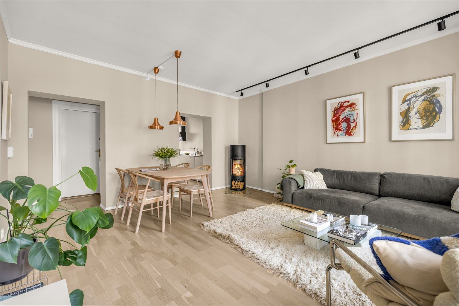 Stuen har naturlig plassering for sofa, mediemøblement og stort spisebord.