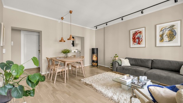 Stuen har naturlig plassering for sofa, mediemøblement og stort spisebord.