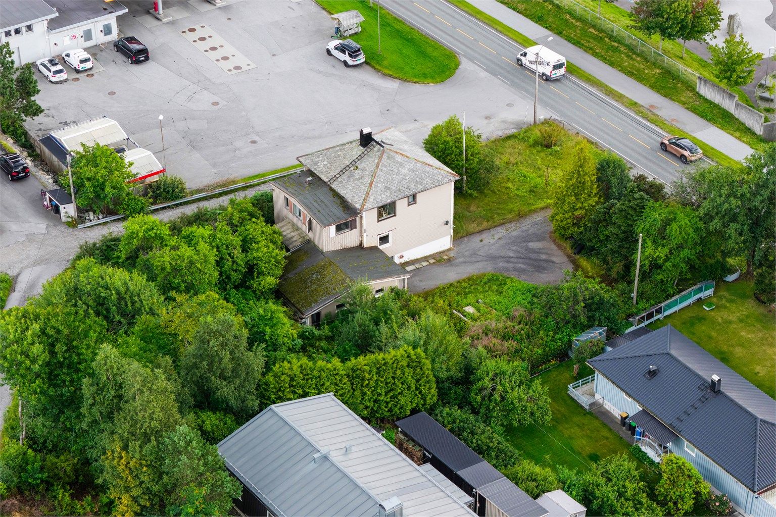 Eiendommen har en sørvendt beliggenhet 