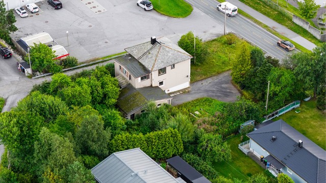 Eiendommen har en sørvendt beliggenhet