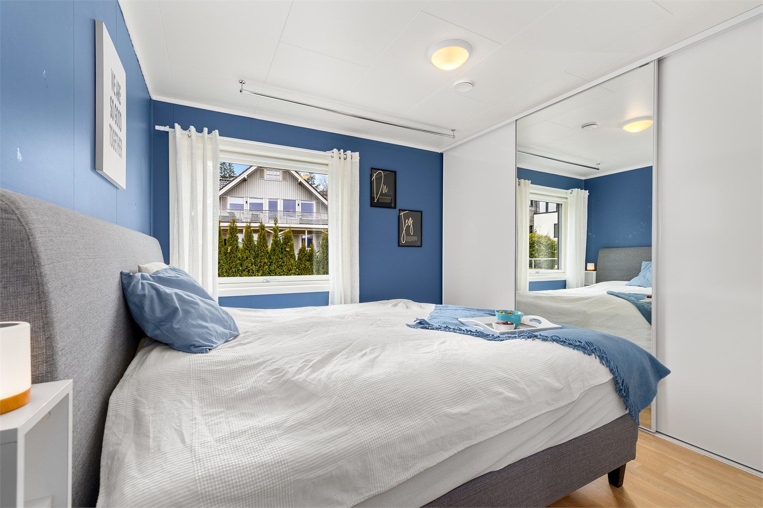 Hovedsoverommet med en romslig skyvedørsgarderobe