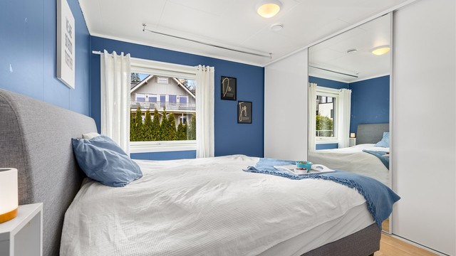 Hovedsoverommet med en romslig skyvedørsgarderobe