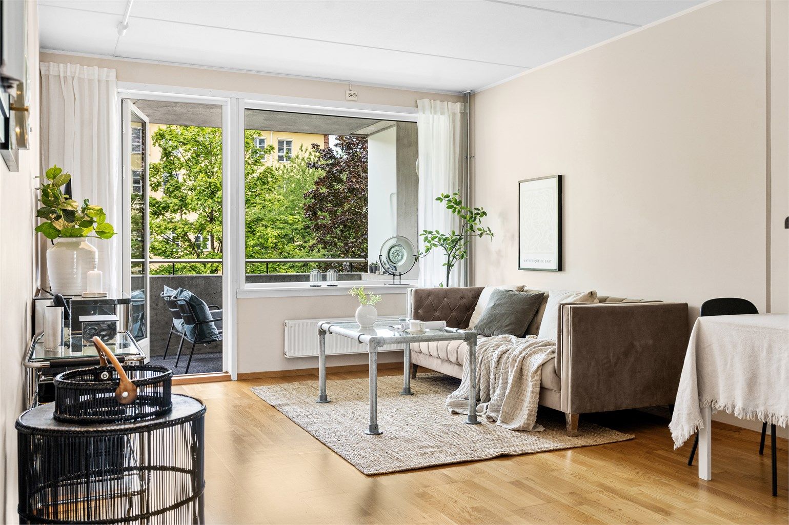 Rommet har store vindusflater som slipper inn rikelig med lys og skaper en lys og luftig atmosfære.