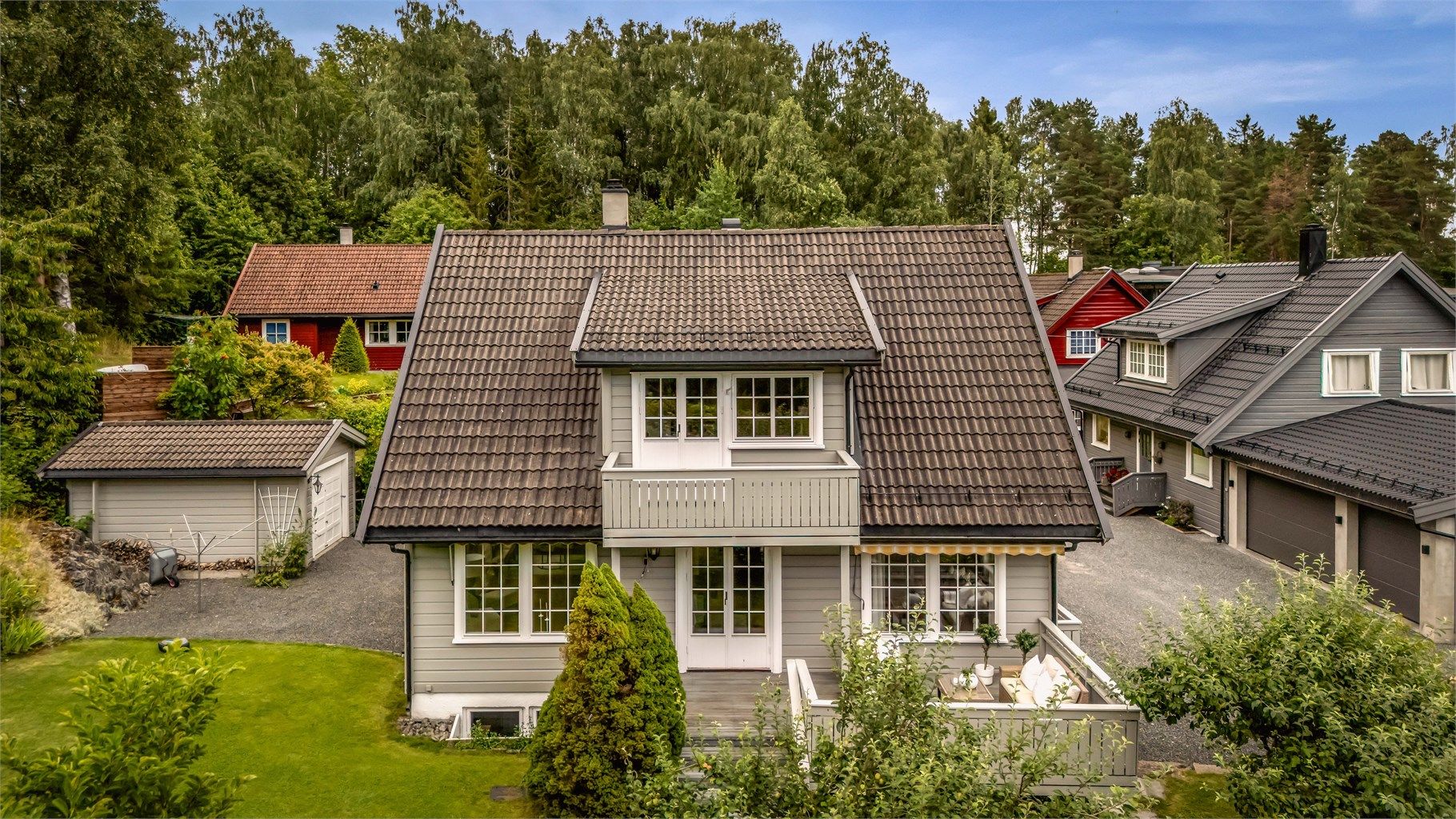 Pen klassisk fasade og svært attraktiv beliggenhet i blindvei med skjermet hage