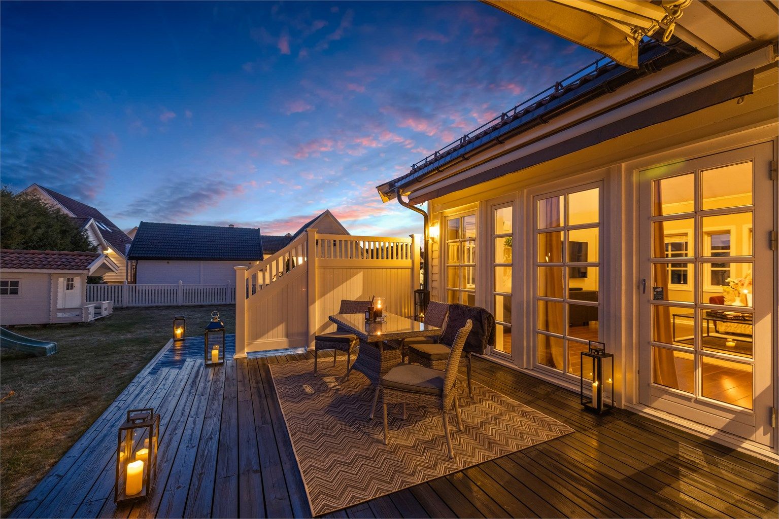 De store vinduene gir et vakkert lys fra stuen ut mot terrassen.