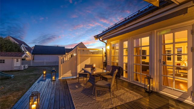 De store vinduene gir et vakkert lys fra stuen ut mot terrassen.