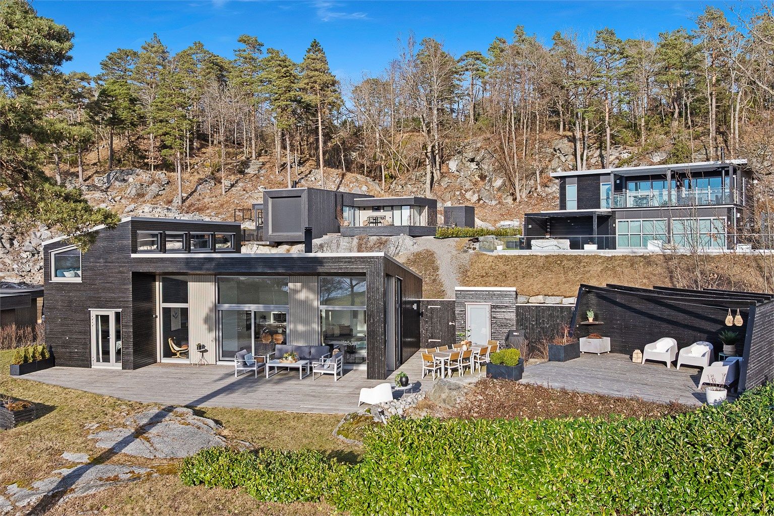 Arkitekturen er spenstig med vinkler og store vindusflater.