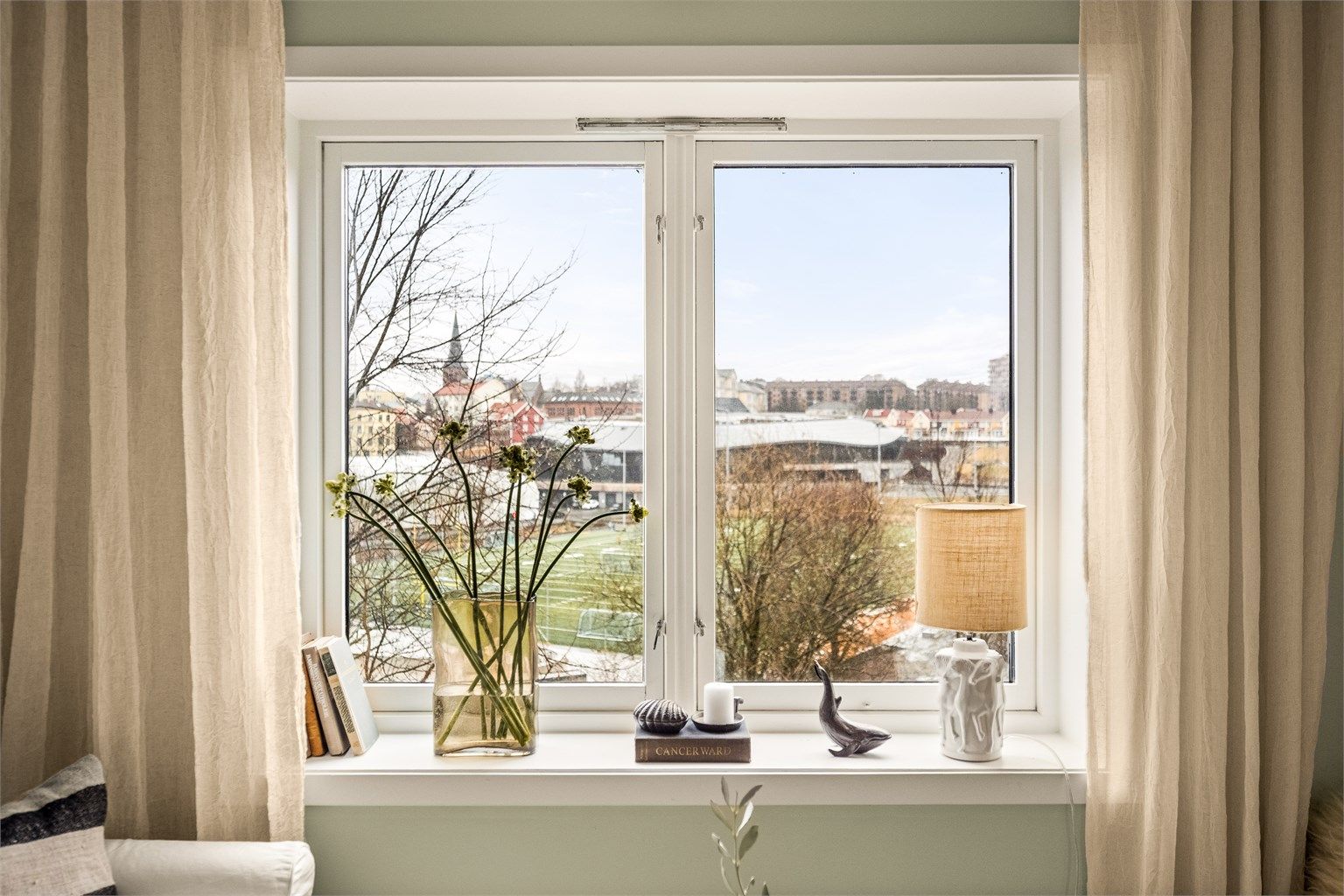 Fra leiligheten har du flott utsyn mot Jordal idrettspark med ballbane, skatepark og ishall.