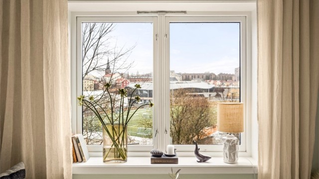 Fra leiligheten har du flott utsyn mot Jordal idrettspark med ballbane, skatepark og ishall.