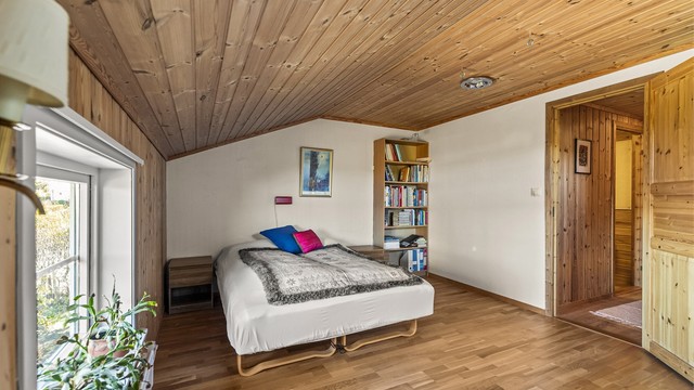 Soverom i første etasje, praktisk plassert i en roligere del av huset.
