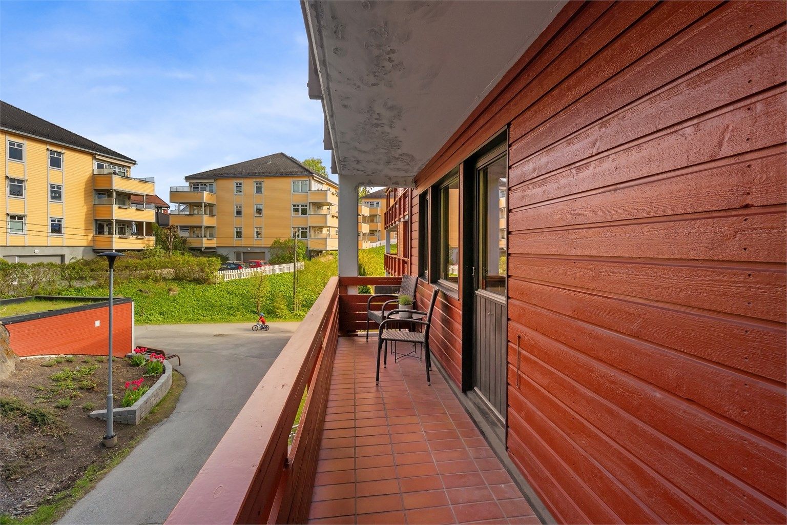 Fra kjøkkenet er det utgang til nordøstvendt balkong på ca. 7 m². Her kan solen nytes fra ca. kl. 08:00 til 11:00 om vår-/sommertid