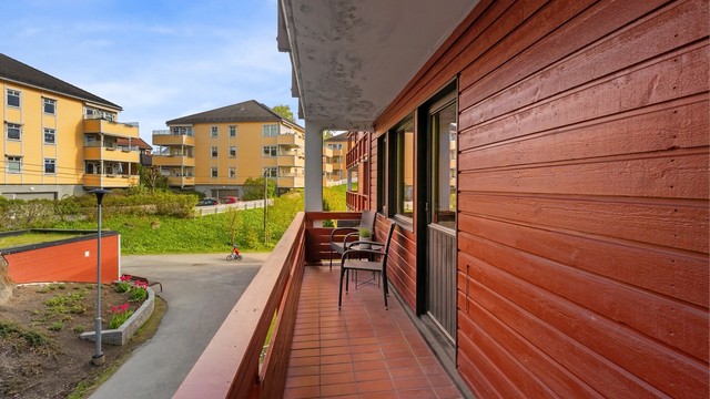 Fra kjøkkenet er det utgang til nordøstvendt balkong på ca. 7 m². Her kan solen nytes fra ca. kl. 08:00 til 11:00 om vår-/sommertid
