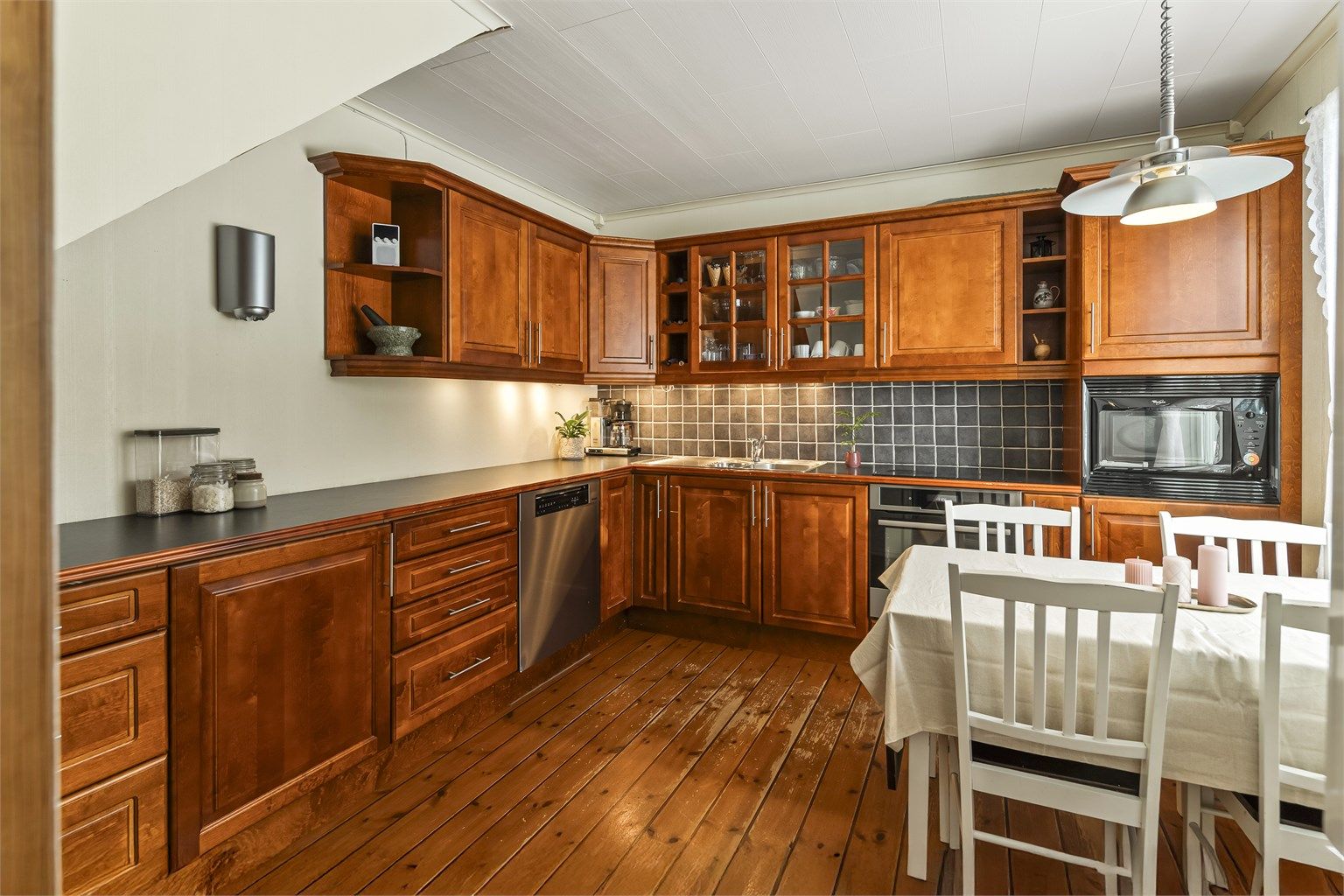 Særdeles praktisk med spiseplass på kjøkkenet - Har kan en hjelpe ungene med lekser samtidig som en lager middag 