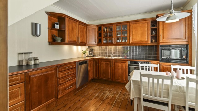 Særdeles praktisk med spiseplass på kjøkkenet - Har kan en hjelpe ungene med lekser samtidig som en lager middag