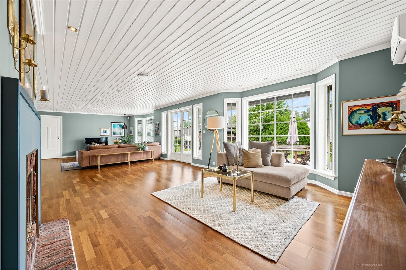 Boligen har store oppholdsrom med mange innredningsmuligheter