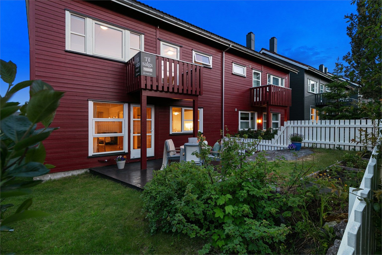 Del av 2-mannsbolig på hjørnetomt med fine uteplasser