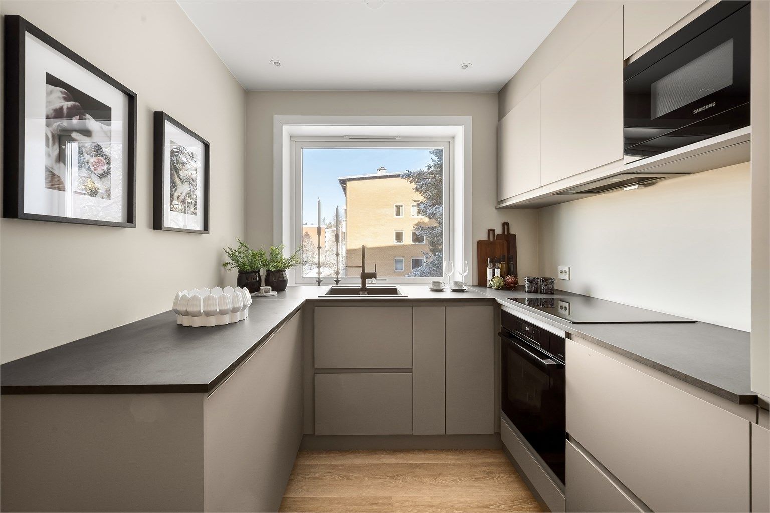 Ventilator med kullfilter er plassert i overskap, og det er både komfyrvakt og lekkasjestopper installert.