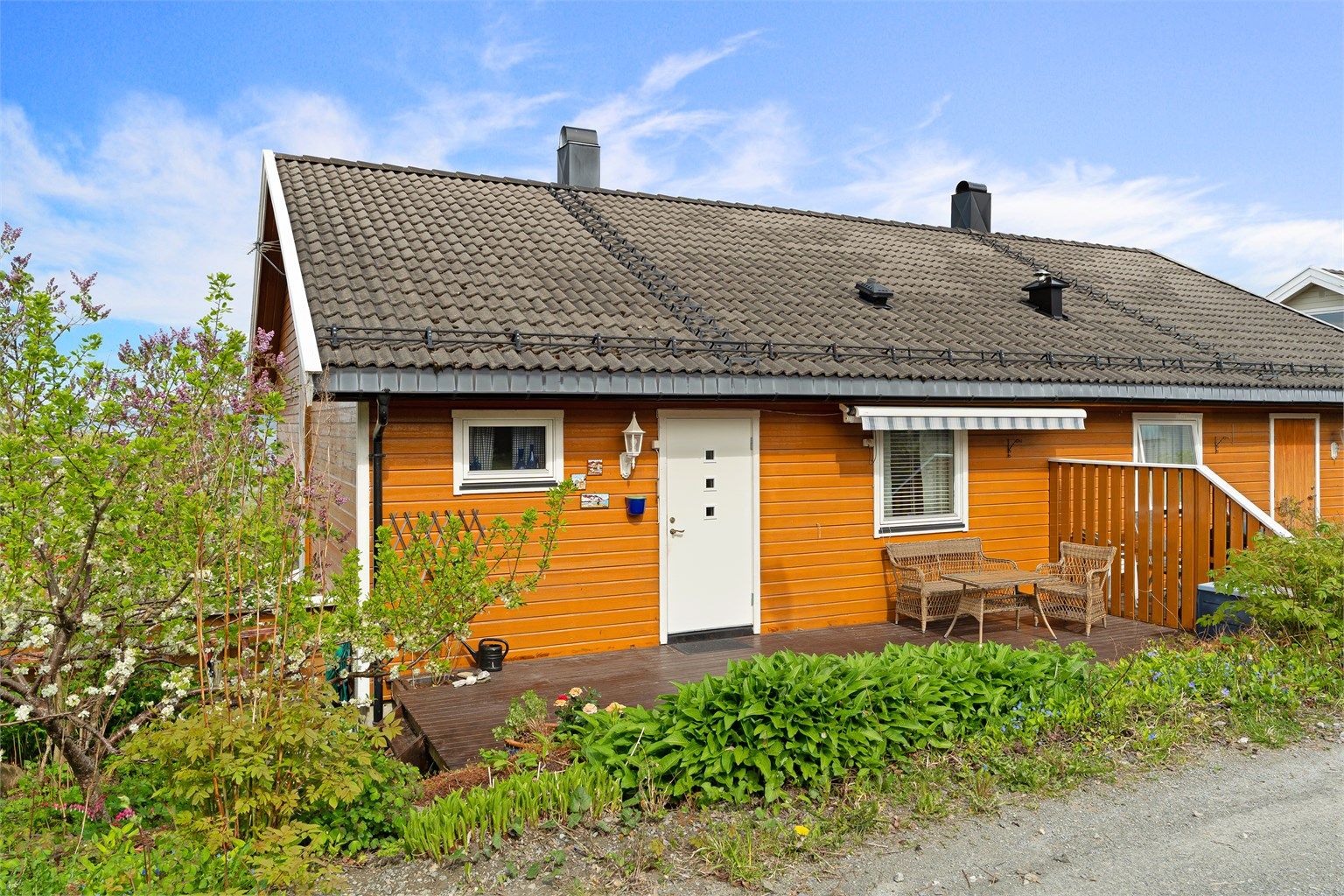 Dagligvarehandel gjøres enkelt med både Rema 1000 og Coop Extra på Vikhammer, som ligger få minutter unna med bil. 