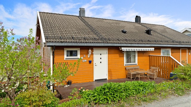 Dagligvarehandel gjøres enkelt med både Rema 1000 og Coop Extra på Vikhammer, som ligger få minutter unna med bil.