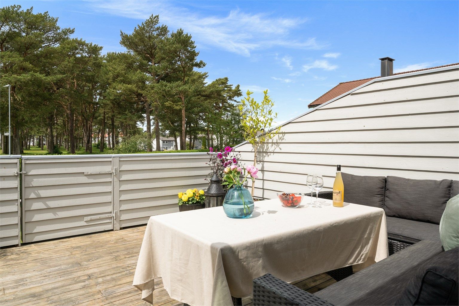 Boligen ligger fint plassert på feltet hvor en har utsyn mot flotte grøntområder fra terrasse. 