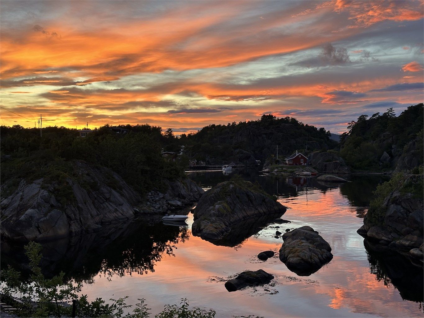 Kveldsstemning ved sjøen.