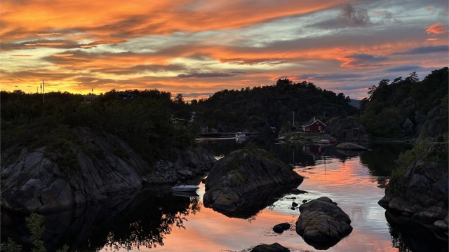 Kveldsstemning ved sjøen.