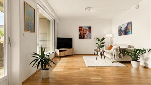 Stuen er delt inn i naturlige soner og man har plass til store møblesett.