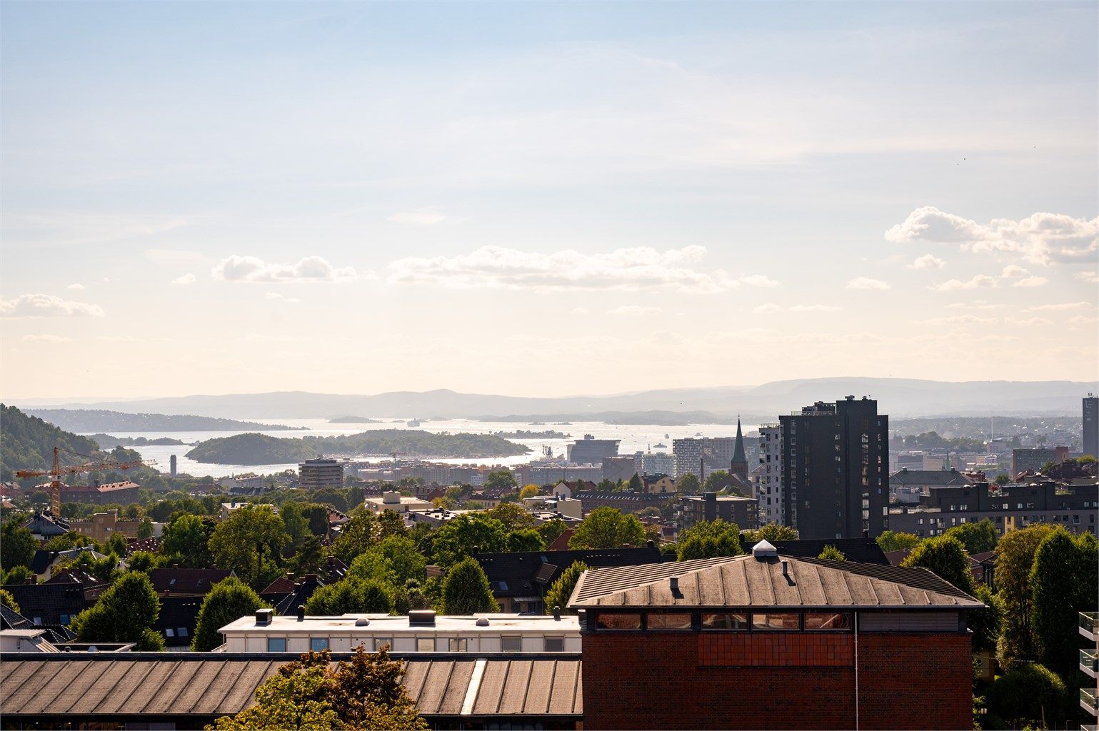 Vidstrakt utsikt mot Oslofjorden og byen fra byggets takterrasse.