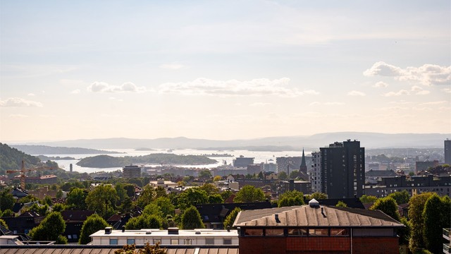 Vidstrakt utsikt mot Oslofjorden og byen fra byggets takterrasse.
