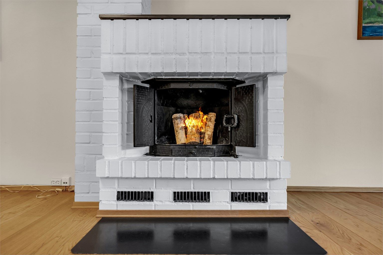 Det er montert peis i stuen, slik at man kan få god varme på de kalde dagene og nyte den herlige atmosfæren som vedfyring gir. 