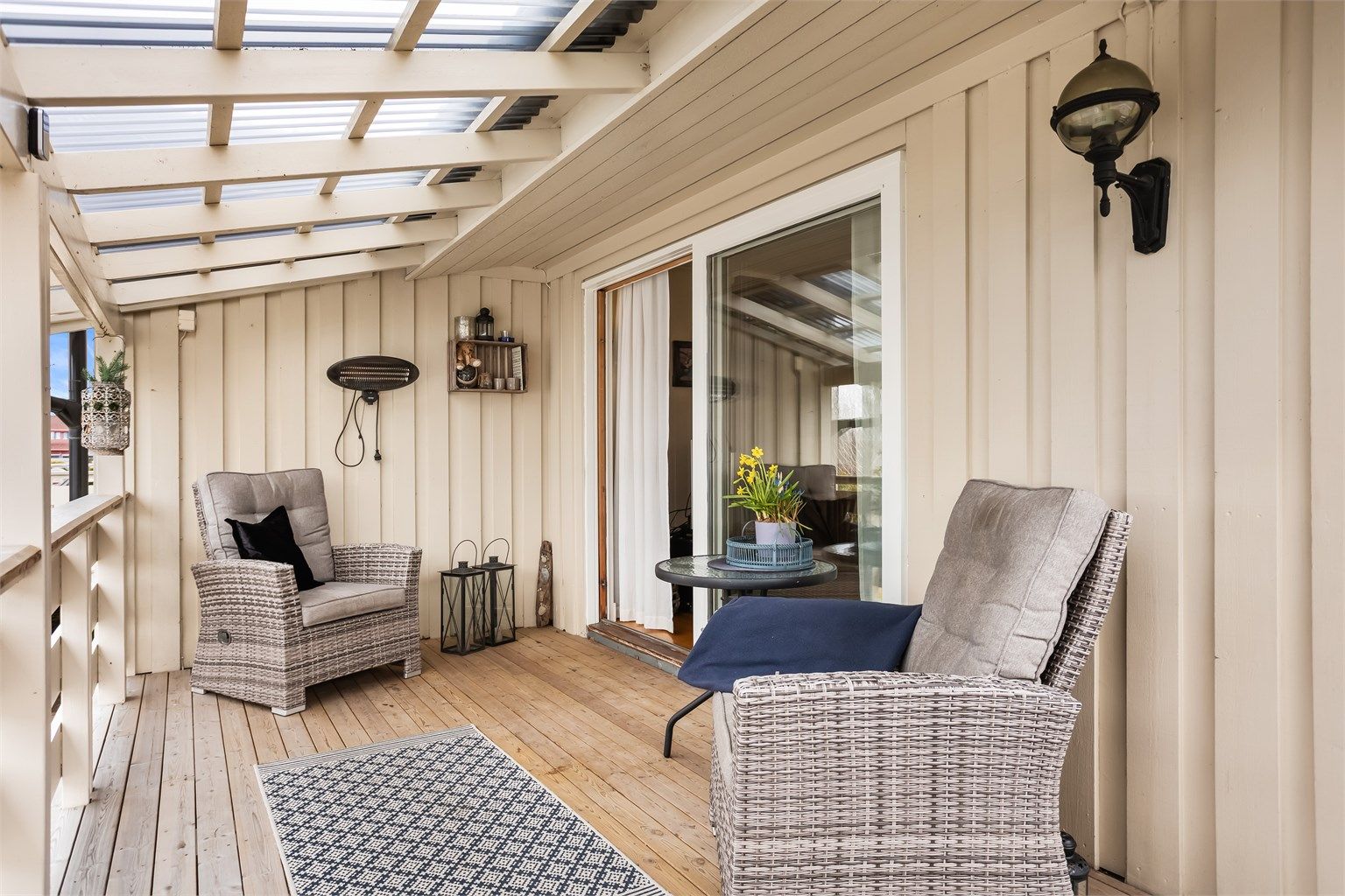 Den overbygde terrassen på 12 m² er en lun uteplass med direkte tilknytning til stuen.