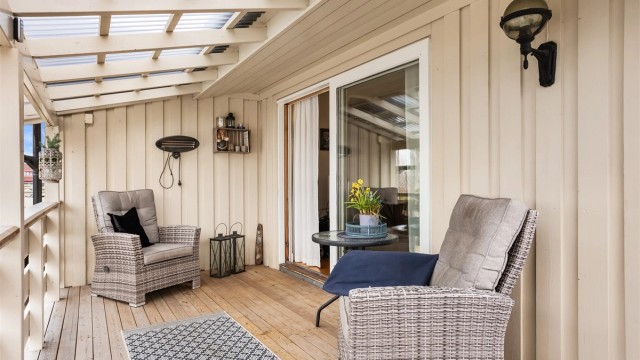 Den overbygde terrassen på 12 m² er en lun uteplass med direkte tilknytning til stuen.