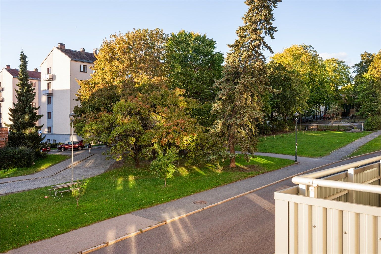 Utsyn fra soverommet mot hyggelige og grønne omgivelser.