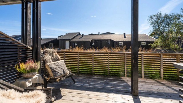 Overbygd og hyggelig veranda i 1.Etasje med gode solforhold