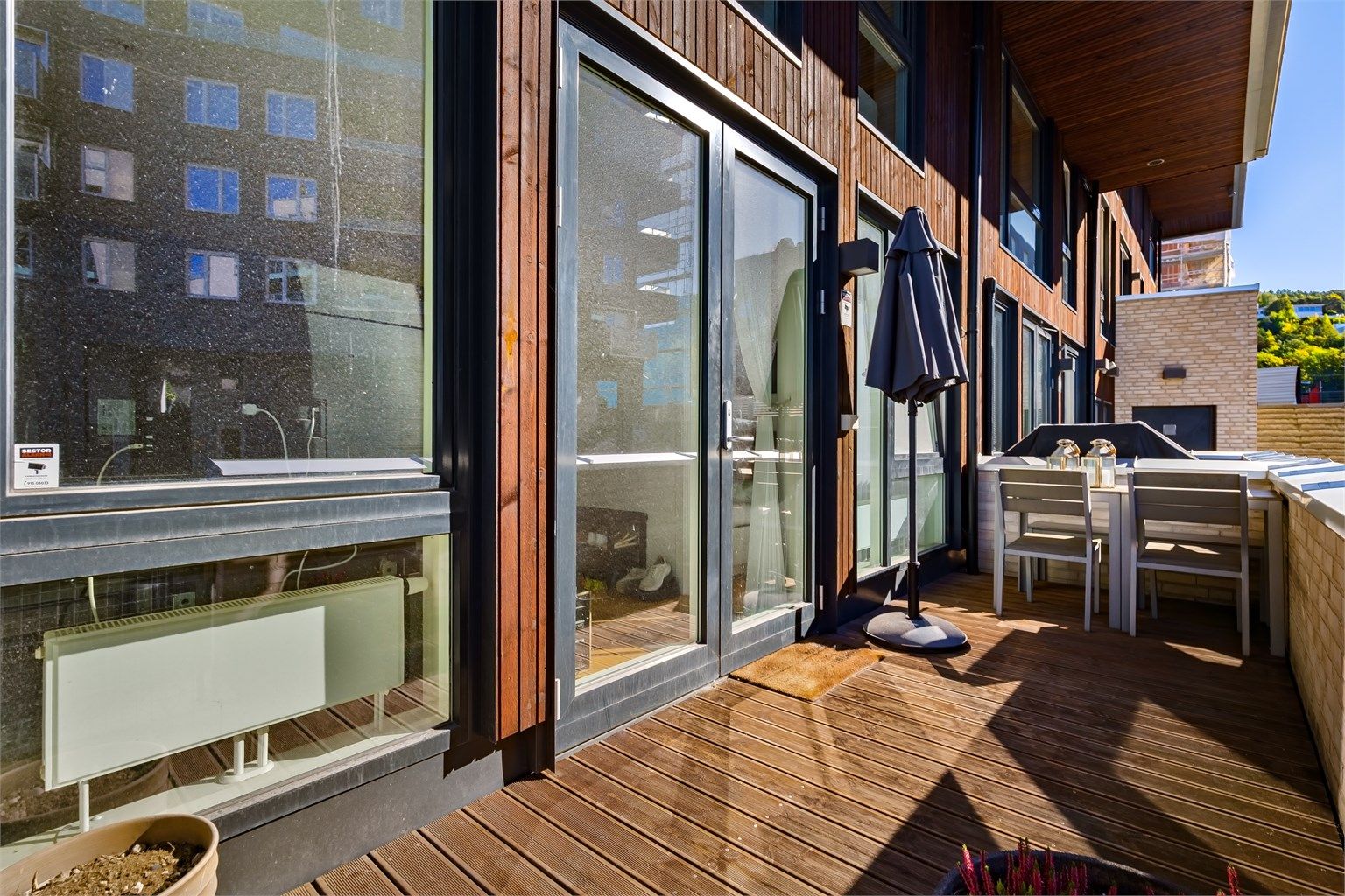Terrasse utenfor underetasjen med direkte adkomst til brygge og sjø