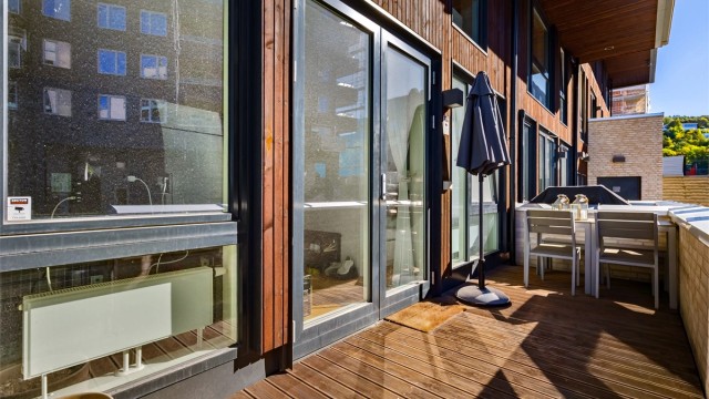 Terrasse utenfor underetasjen med direkte adkomst til brygge og sjø