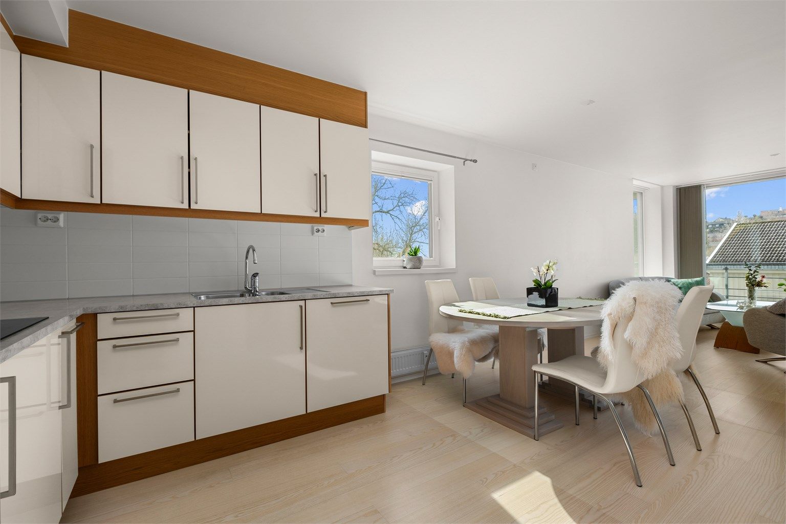 Kjøkkenet byr på rikelig med skap- og benkeplass, og har en naturlig tilknytning til et romslig spiseområde med plass til en stor spisegruppe – perfekt for å samle familie og venner til hyggelige sammenkomster.