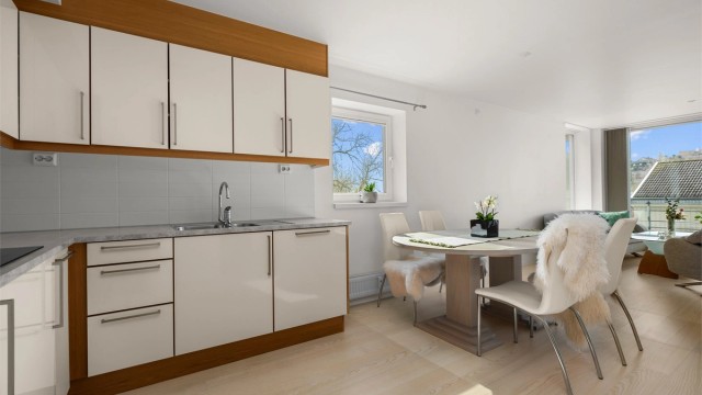 Kjøkkenet byr på rikelig med skap- og benkeplass, og har en naturlig tilknytning til et romslig spiseområde med plass til en stor spisegruppe – perfekt for å samle familie og venner til hyggelige sammenkomster.
