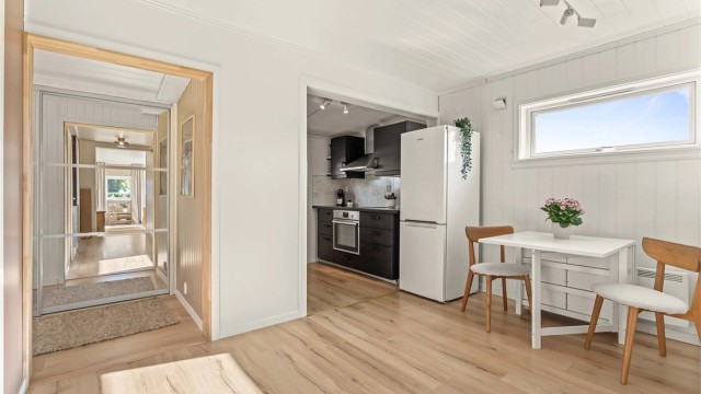 Kjøkkenet er i en delvis åpen tilknytning til spiseplassen.