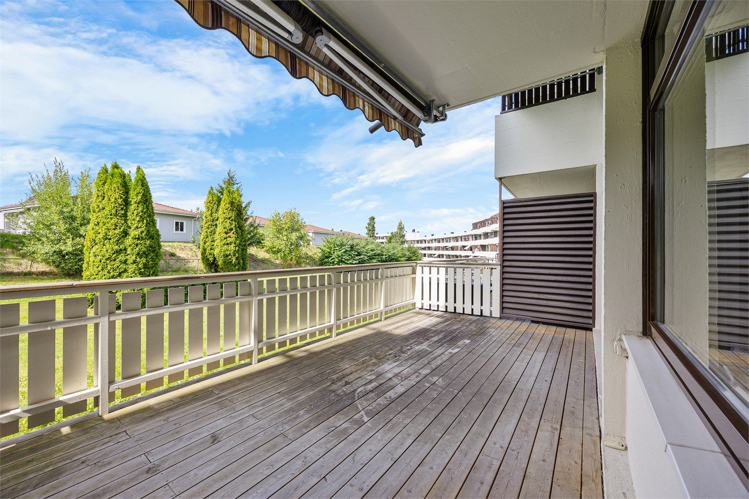 Romslig markterrasse på 17 m² med plass til utemøbler og grill.