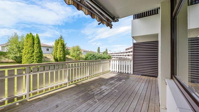Romslig markterrasse på 17 m² med plass til utemøbler og grill.
