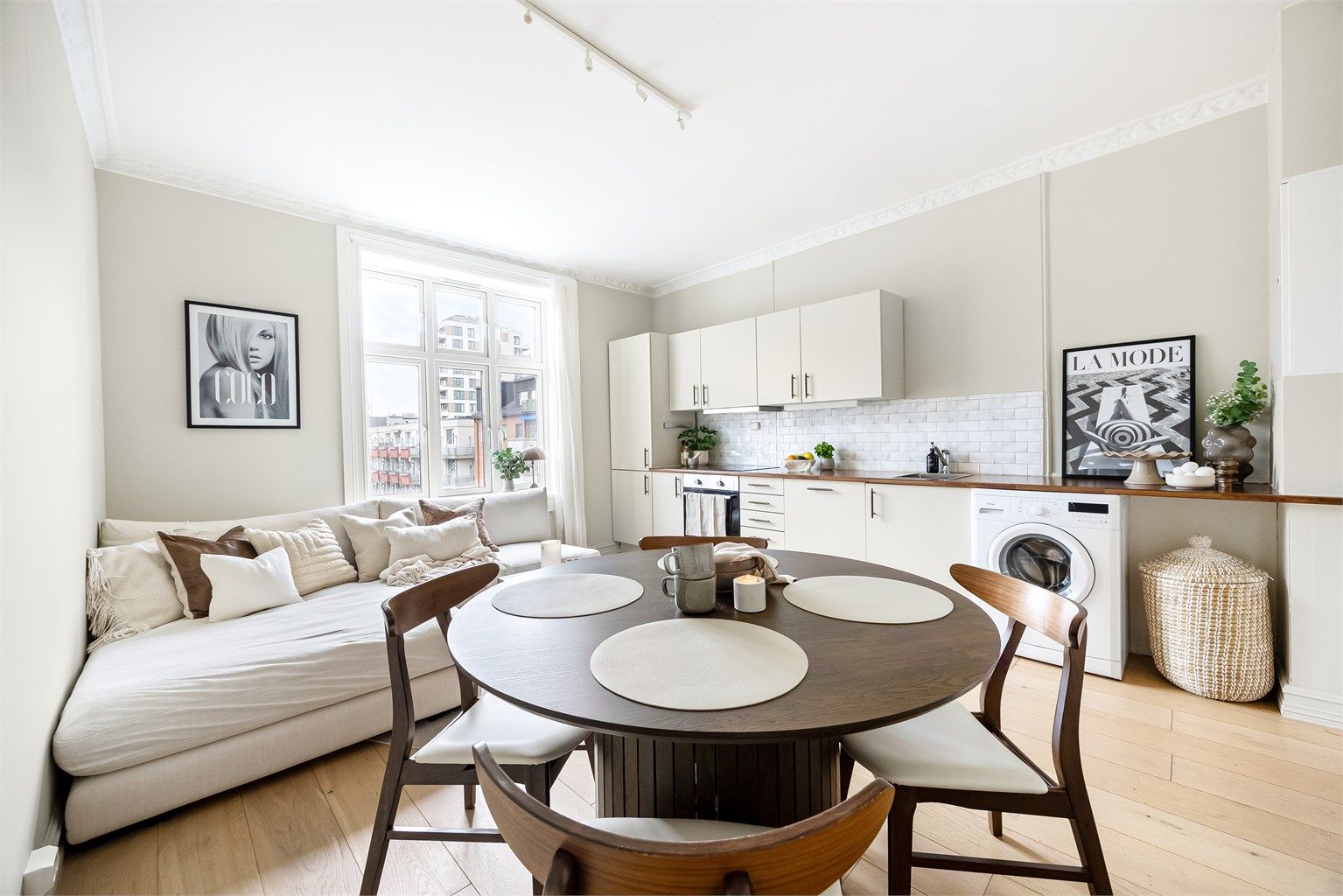 Rommet har generøs takhøyde opptil 2.7 m og fremstår luftig med fine møbleringsmuligheter for både sofagruppe og spiseplass.