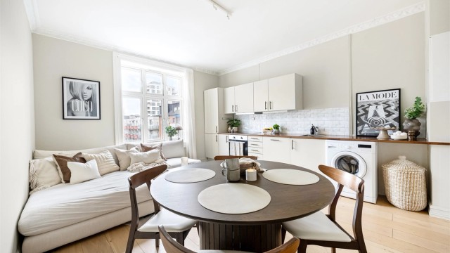 Rommet har generøs takhøyde opptil 2.7 m og fremstår luftig med fine møbleringsmuligheter for både sofagruppe og spiseplass.