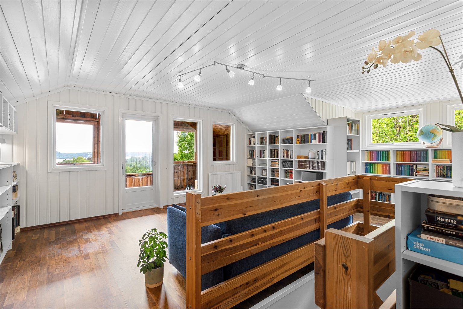 Loftstuen i andre etasje har utgang til egen balkong med flott utsikt over fjorden. Rommet er ikke bruksendret/omsøkt.